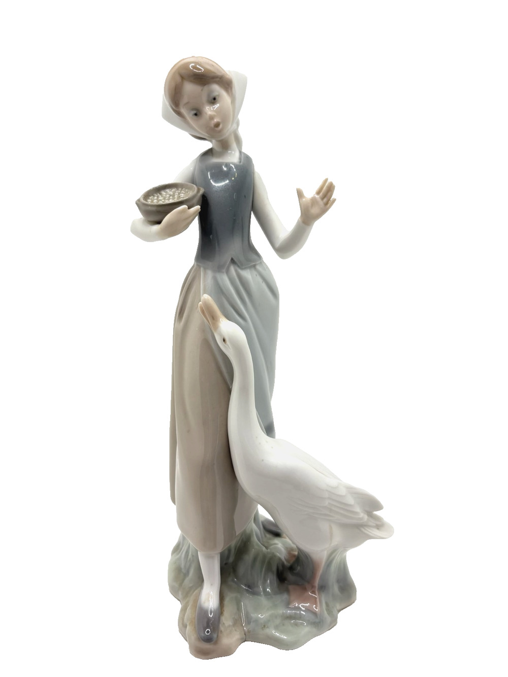 LLADRO FIGURINE - GIRL FEEDING GOOSE / DUCK # 1052 - NO BOX